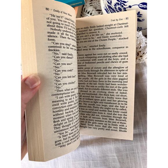 Emily of New Moon: 1993 Vintage Paperback - L.M. Montgomery - Picture 3 of 4